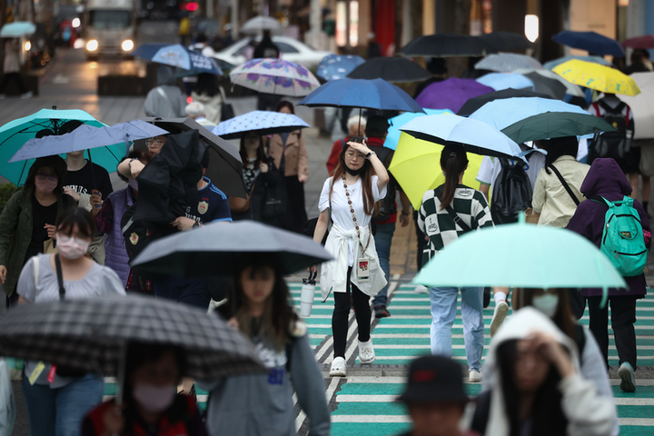 凌晨起留意瞬間大雨雷擊及強陣風　白天東北季風增強轉涼冷