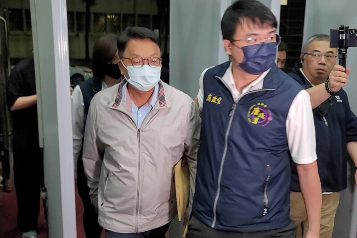前民進黨立委陳歐珀（前左）涉嫌於立委任內收受物流公司不正利益遭檢廉搜索約談，台北地檢署漏夜複訊後，4日凌晨以《貪污治罪條例》罪嫌聲押陳歐珀。圖/中央社
