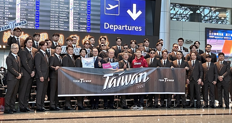 世界棒球經典賽（WBC）台灣隊2月28日在桃園機場搭機，前往日本宮崎準備進行官辦熱身賽，中職會長蔡其昌（前排左9）、運動部部長李洋（前排左10）送行。圖/中央社