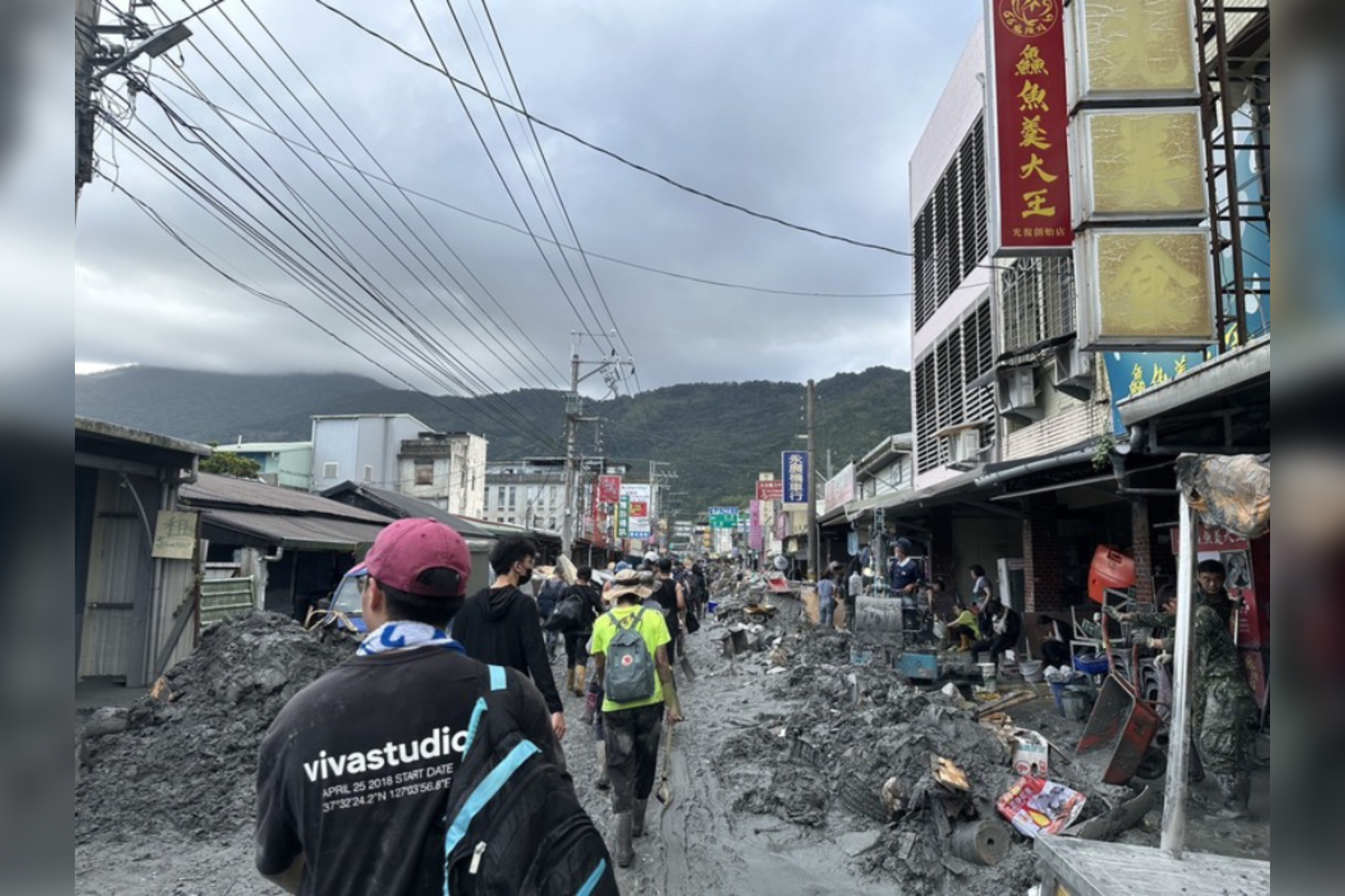 正逢教師節連假，各地志工持續湧入花蓮協助救災。圖/中央社
