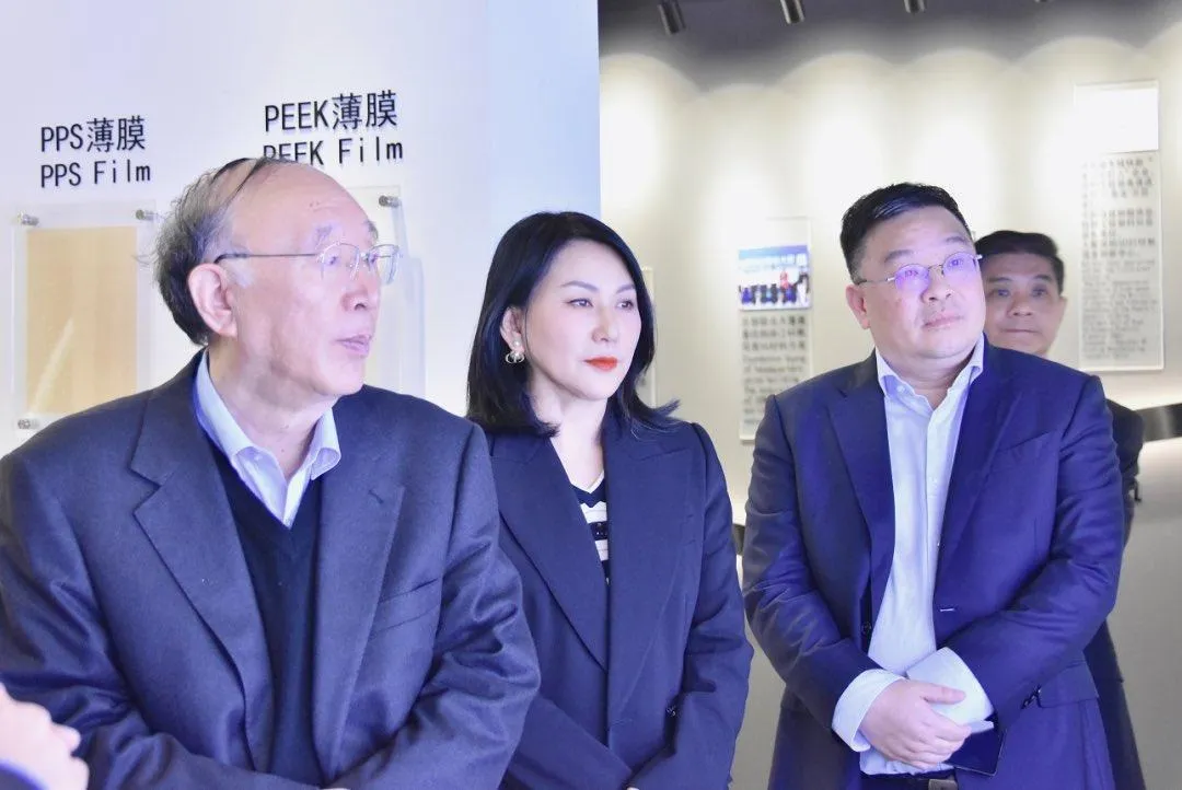 前重慶市長黃奇帆（左）被查真正原因，官方迄今尚未公布，但跡象顯示，與兒子就投資相關事項涉貪應是有關。圖／取自微博新華裔