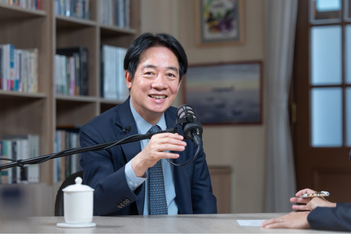 總統賴清德日前接受社群節目《敏迪選讀》專訪，當中提到「併購說」引發網友抨擊。圖/中央社