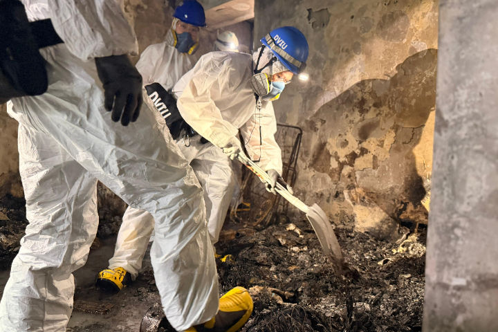 警方人員持續在宏福苑各座大樓內搜尋失聯者並辨認遺骸,不少遺骸已化成灰。圖/取自香港警務處