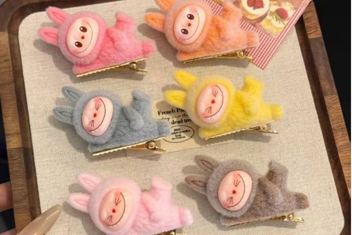 Labubu出品新髮夾，也成潮流少女們的新流行。圖/取自撒了個野微博