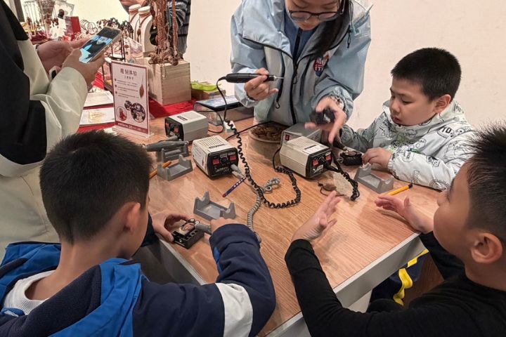 參觀的小朋友們親手體會傳統技藝。圖/記者陳素貞攝