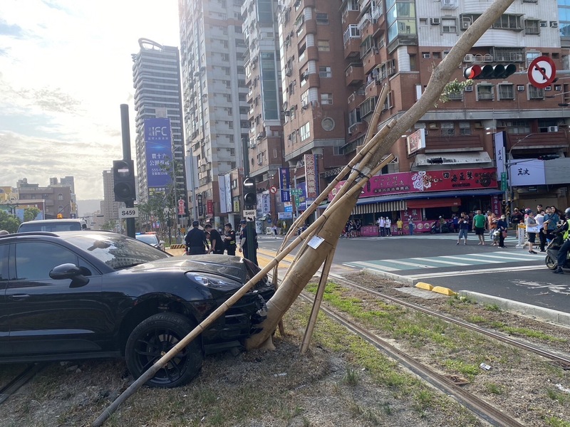 高雄一名男子酒駕衝進輕軌軌道，造成該區段一度停駛。圖/中央社