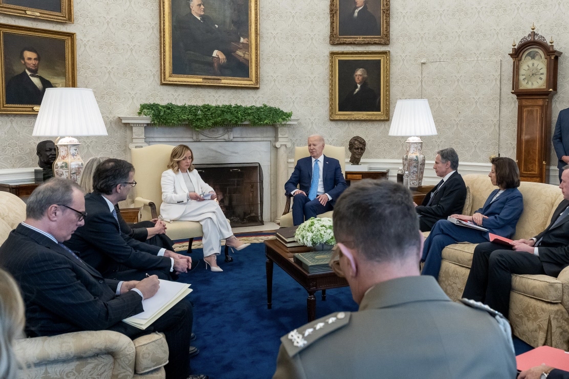 美國總統拜登與義大利總理梅洛尼（白衣者）在白宮橢圓形辦公室會面時，宣布參與加薩空投的決定。圖/取自President Joe Biden臉書