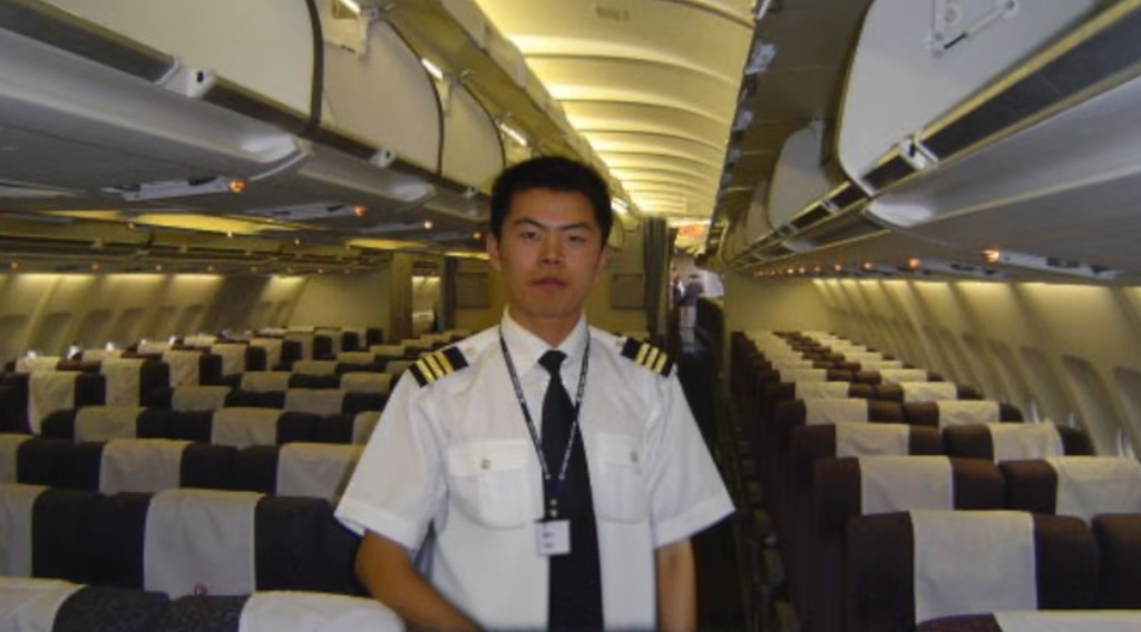 東航當年墜機正駕駛楊鴻達，年僅30，資格沒問題，但其父正是先前讓副駕駛王正平降級的領導。圖／翻攝自 王志安 YT頻道