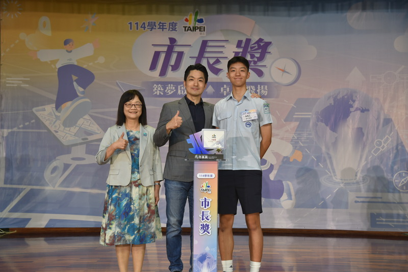 台北市長蔣萬安(中)2日透露,兒子蔣得立(右)將不領補助赴美。圖/中央社