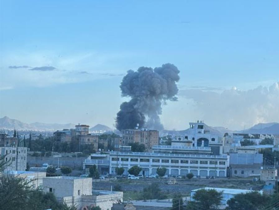 美軍透露，當地時間4日美軍透過軍機及軍艦對葉門「胡塞組織」的15個據點進行攻擊。圖為首都薩那傳出的濃煙。圖／取自Mete Sohtaoğlu X