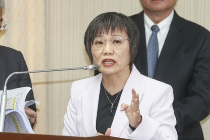 【有片】疑被麥克風碰到喊騷擾！劉世芳瞪記者引網撻伐：公僕是在跩啥