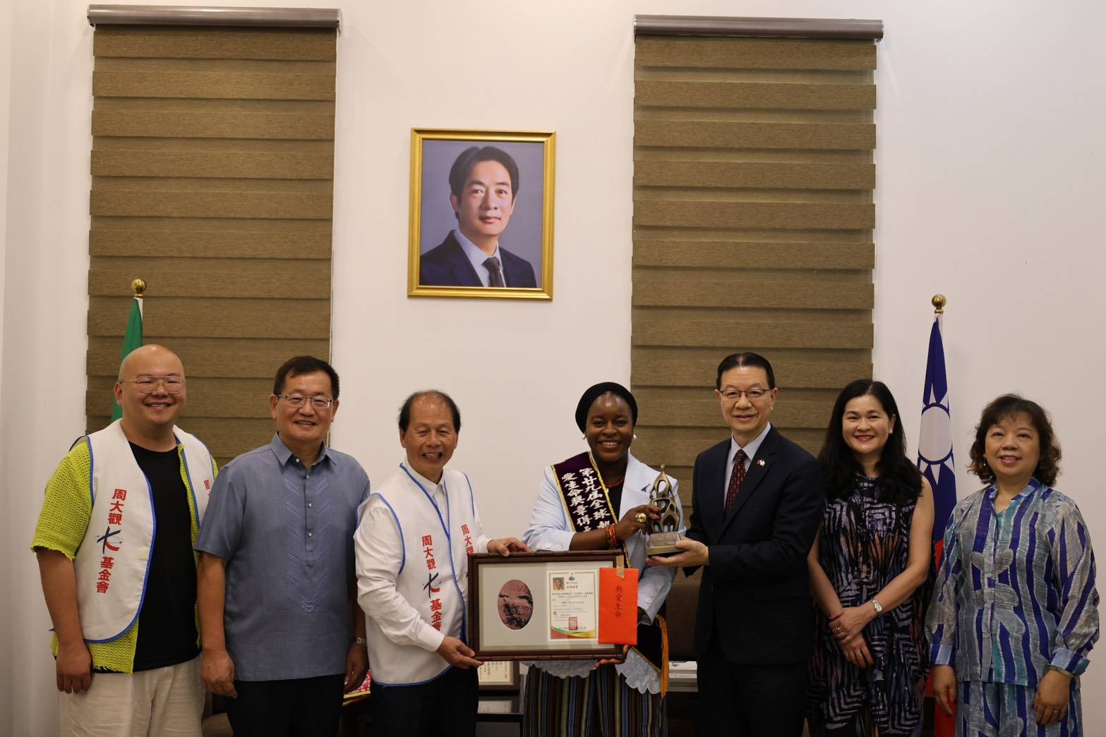 台灣周大觀文教基金會創辦人周進華、董事長郭盈蘭帶領台灣生命鬥士一行6人，首次跨國送愛奈及利亞，頒發全球熱愛生命獎章向奈及利亞公益律師詩人卡里莫特．奧德博多致敬。圖/周大觀文教基金會提供