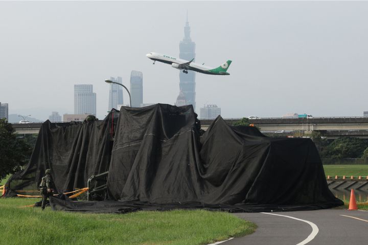漢光42號實兵演習第8天，愛國者飛彈車12日上午機動移防至台北市河濱進駐戰術位置，官兵將黑布覆蓋車體進行偽裝，遮蔽原本明顯的車體輪廓。圖/中央社