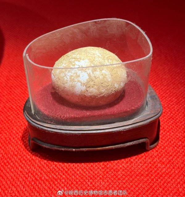  「西周雞蛋」直徑約3.1至4.2公分，大小與現今土雞蛋相近。圖/取自陝西歷史博物館志願者團隊微博