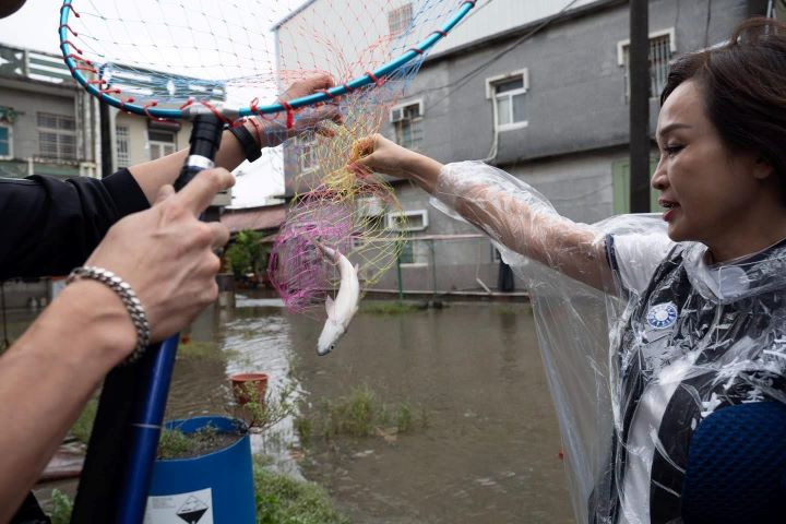 柯志恩(右)強調,高雄民眾在清理家園、抽除積水之際,更在意的是政府能否在關鍵時刻提供實際協助。圖/取自柯志恩臉書