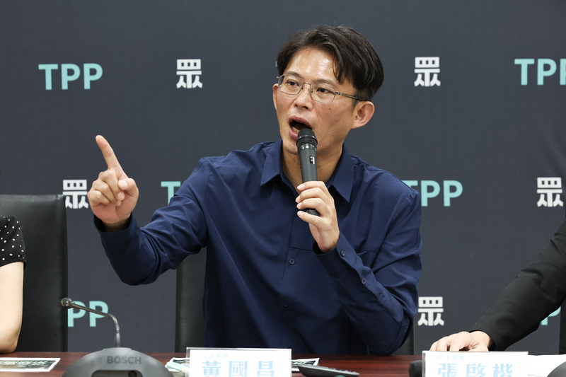 民眾黨立委黃國昌17日於記者會中進行時事回應，談及北市議員苗博雅質疑的「腳尾飯事件2.0」。圖/中央社