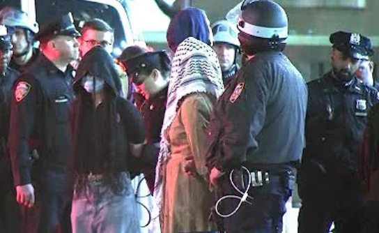 美國時間4月30日晚間，紐約市警察攻入被示威者佔領的哥倫比亞大學校舍，並逮捕多人。圖/翻攝自Bloomberg YT頻道