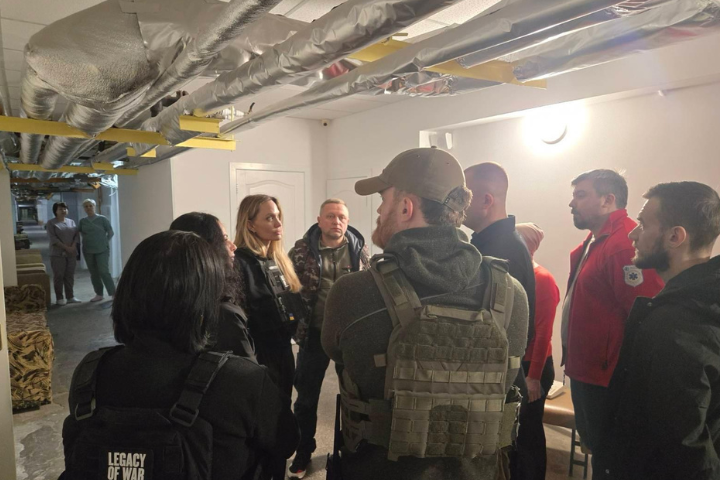 烏克蘭官員並透露，裘莉（左三）未事先通知烏克蘭政府她的訪問計劃，而是徒步入境。圖/取自Legacy of War Foundation官網