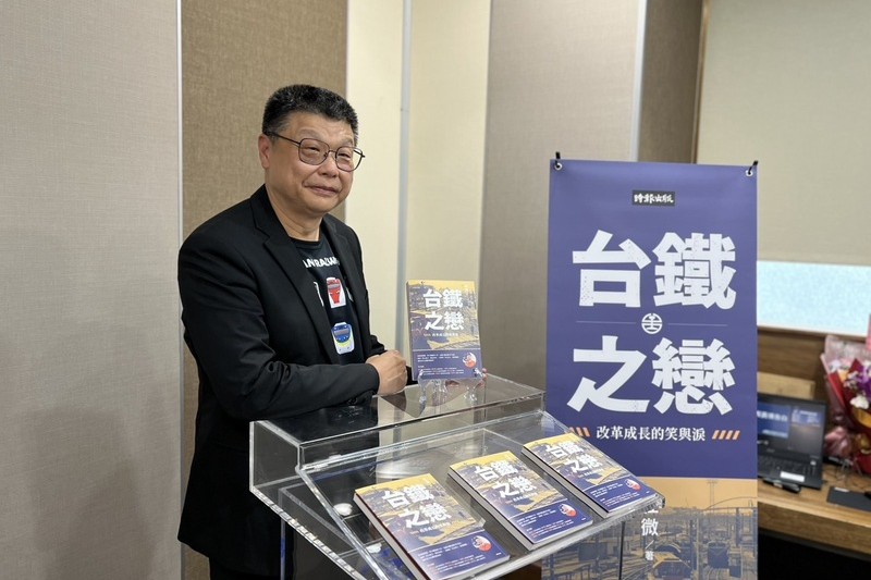 台鐵公司前董事長杜微（圖）7日舉行新書發表會。由太魯閣號事故罹難者家屬成立的「太魯閣的眼淚」9日表示，歷史不能被扭曲，尤其杜微更是「該被追責的人」。圖/中央社