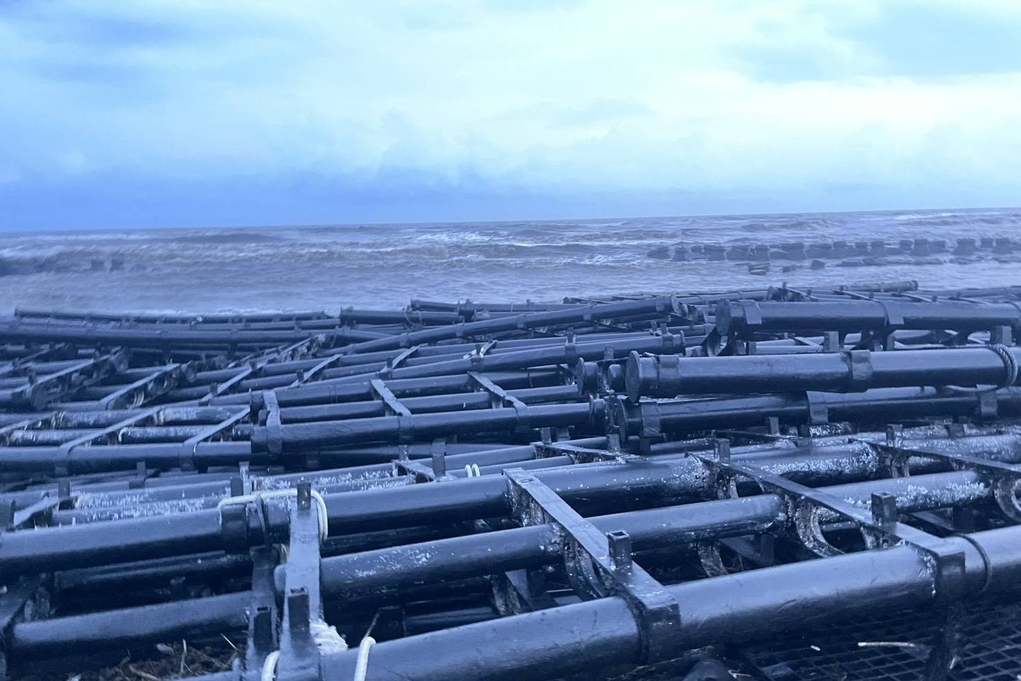 丹娜絲颱風過後，屏東佳冬海岸一帶布滿海上光電棚架殘骸，綿延2公里。圖/蘇清泉立委辦公室提供