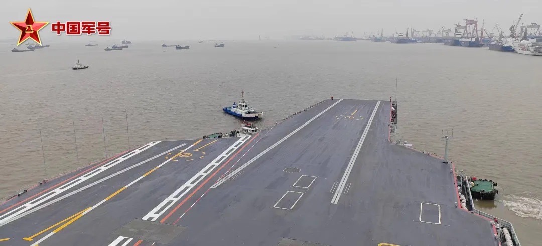 5月1日上午，福建艦駛離上海江南造船廠碼頭，進行首次海試。圖/取自中國軍網