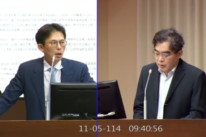 民眾黨立委黃國昌日前爆料，大同醫護取得資安院醫療演練標案，卻違規使用大陸製的資通設備，還出具不實新品證明書，資安院卻一路放水包庇。資安院院長林盈達（右）承認大同醫護交的是「舊品」，承認驗收不實。圖/取自黃國昌YT頻道