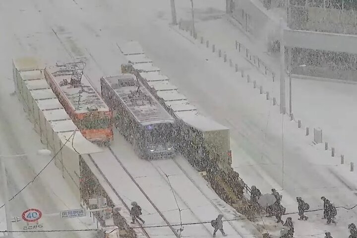 日本遭到10年最大暴風雪侵襲。圖為函館車站鐵路遭大雪覆蓋，取自函館ライブカメラ《推特》