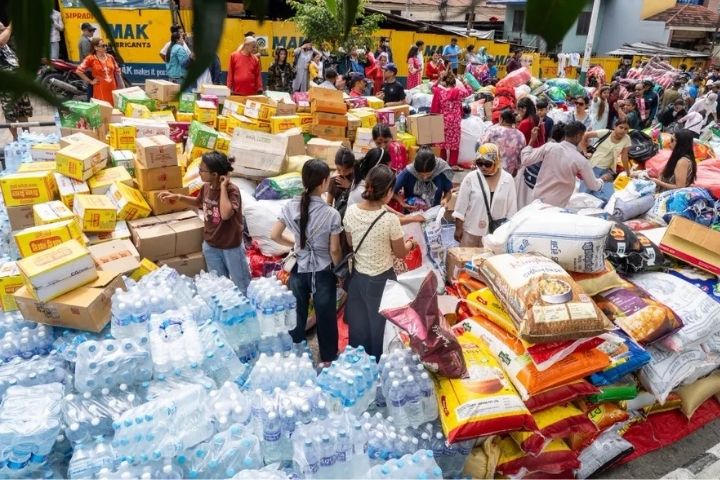 8月28日，在尼泊爾加德滿都，志工向災區運送食品、衣物、飲用水、藥品和毛毯等救災物資。圖/取自新華社