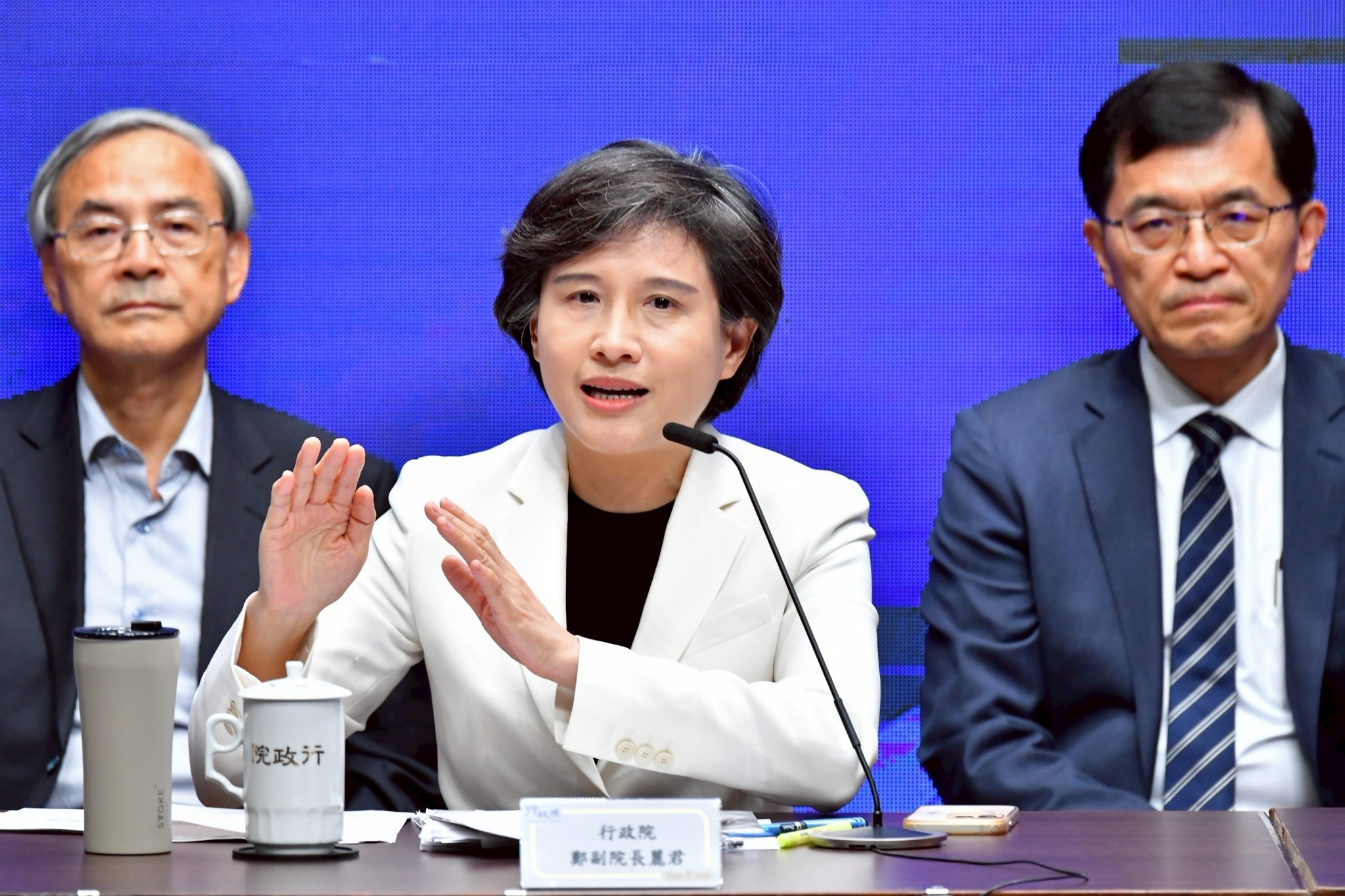 美商務部長盧特尼克透露，將在近期與台灣貿易談判團隊開始認真談這件事。圖為行政院副院長、談判團隊負責人鄭麗君8月11日向國人說明談判進度。圖／取自行政院
