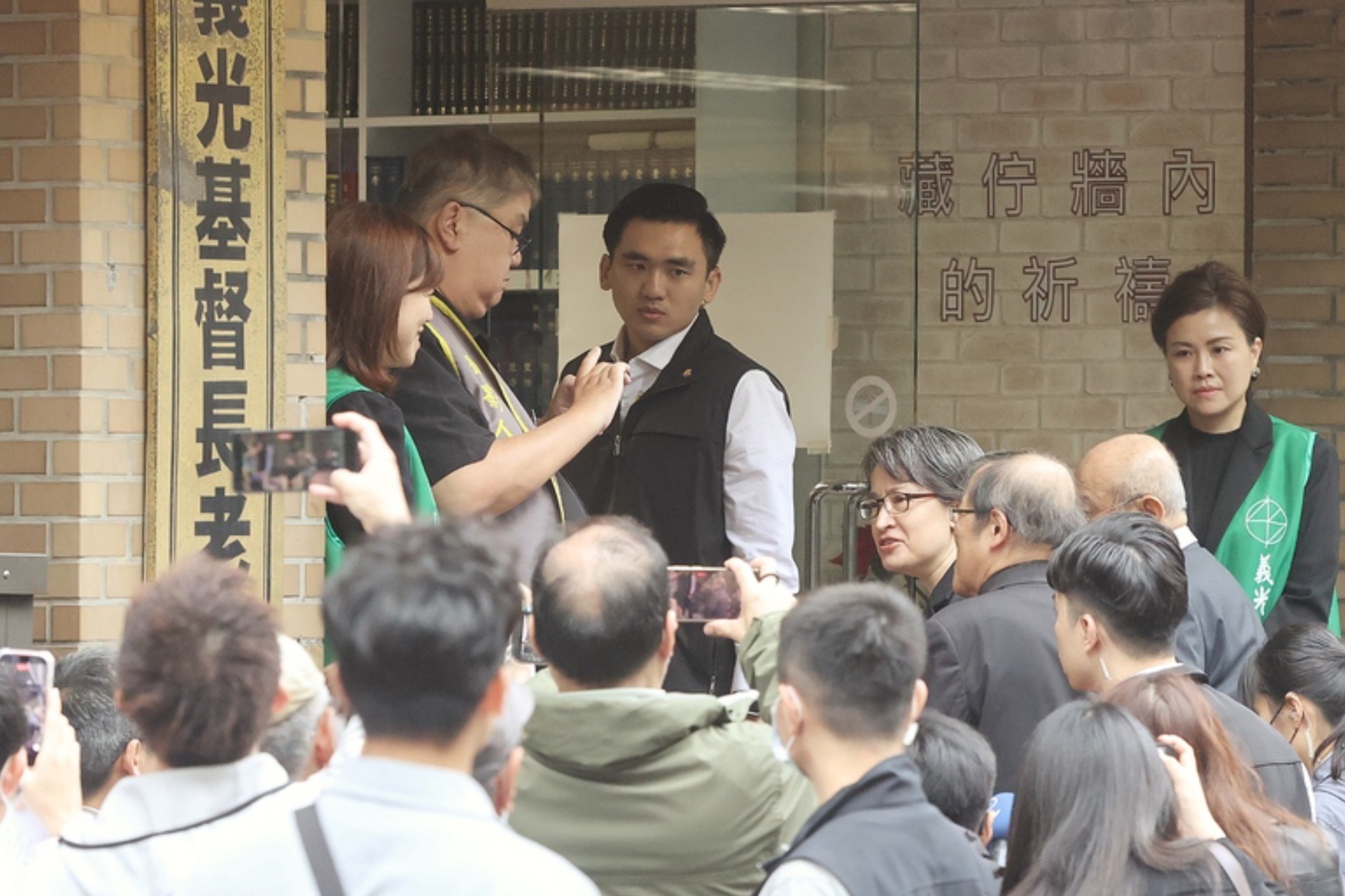 赴義光教會追思　蕭美琴：要有真相就有和平 