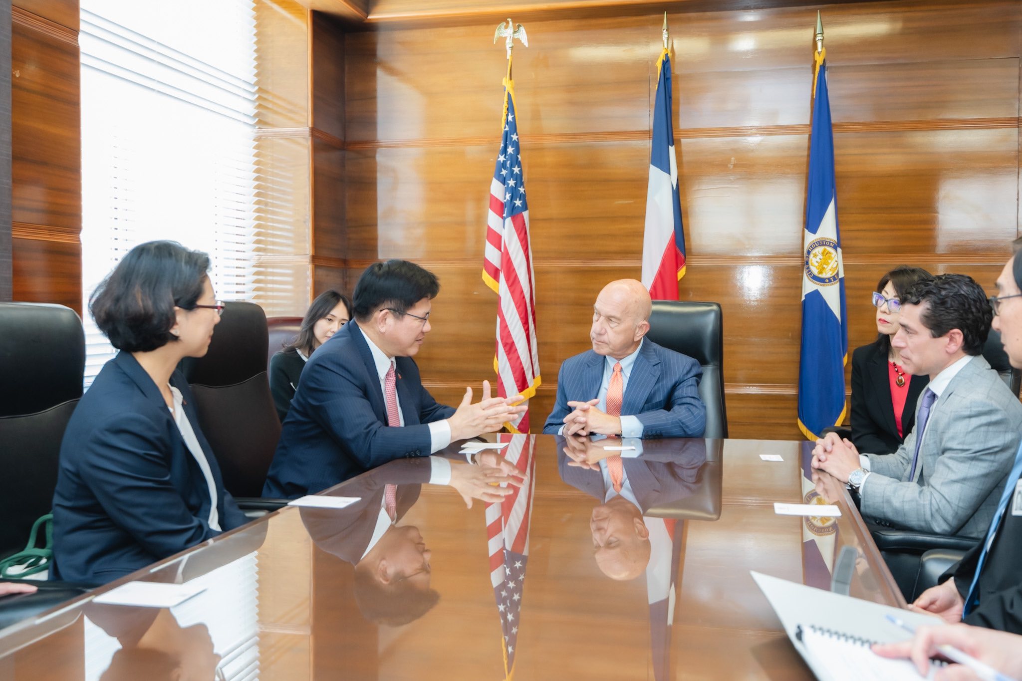 外交部長林佳龍(左2)今年5月8日前往德州休士頓,並拜會休士頓市長John Whitmire(中)。圖/取自林佳龍臉書