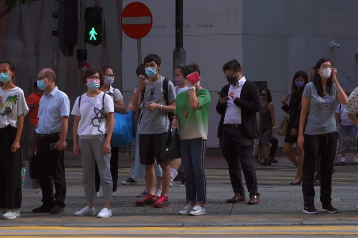 香港新冠肺炎疫情進入高峰期。圖/取自SCMP《YouTube》官方頻道