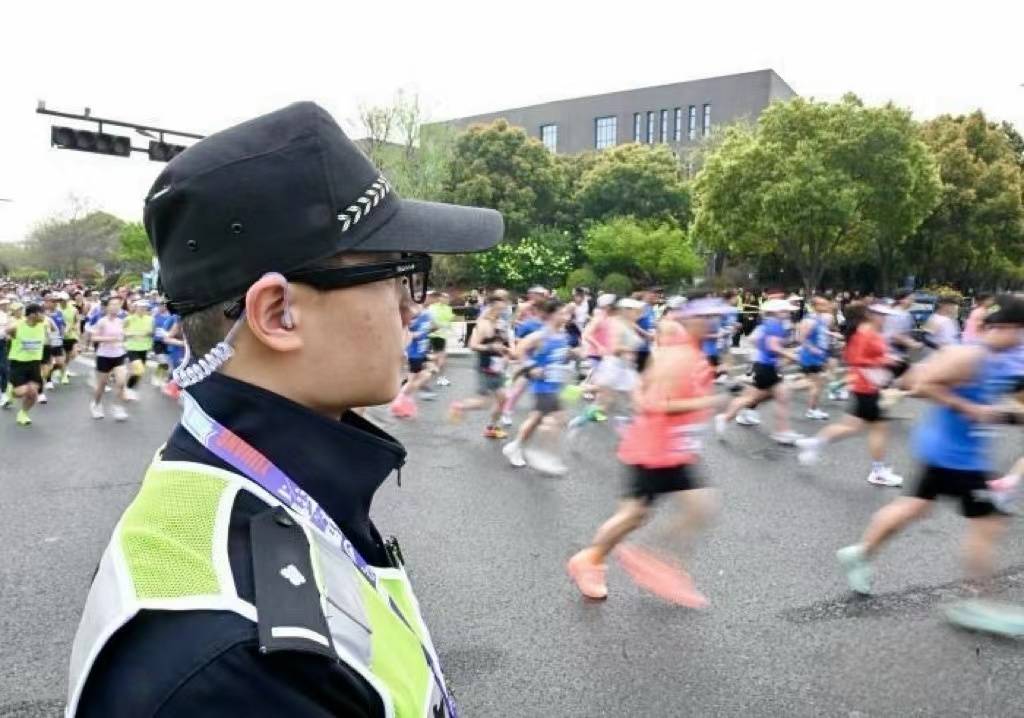 浙江杭州的馬拉松比賽上,安保人員佩戴AI眼鏡輔助巡檢。圖/中新社記者 王剛攝