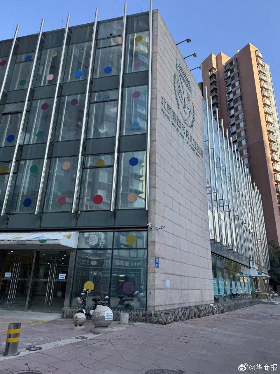     李亞鵬直播熱潮，當情感潮水退去，嫣然醫院能否走出結構性困境，仍是這波「善意消費」之後，真正的問題。圖/取自華商報微博