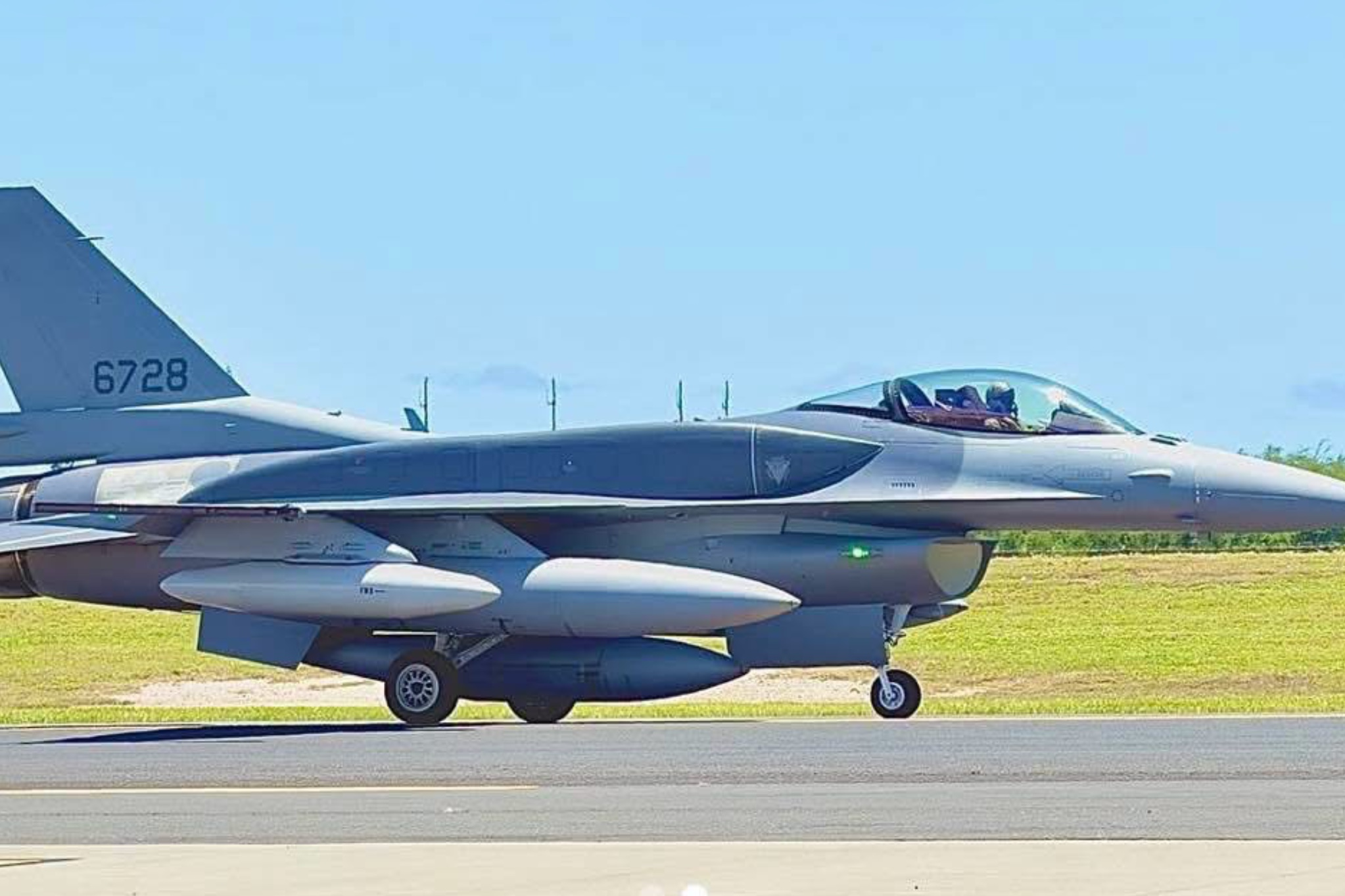 軍事迷看過來！首批全新 F-16V Block 70抵台在即　6727、6768將降落台東