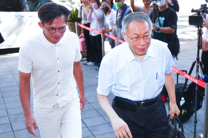 前民眾黨主席柯文哲透露，在看守所時期，最多掉了快11公斤，最近有慢慢長肉回來，並表示看守所3坪空間不可能運動，就像飼料雞在雞籠裡面。圖/中央社