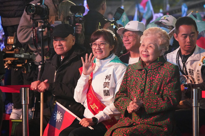 民眾黨凱道選前之夜 柯文哲父母妹妹都到場。圖/取自中央社