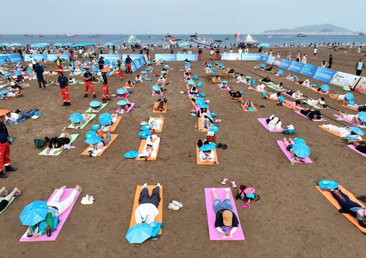 2024年8月10日，浙江省溫州千人曬背活動現場，眾人採用雙腿盤坐雙手自然放下的坐姿曬背。圖/中新社記者王剛 攝