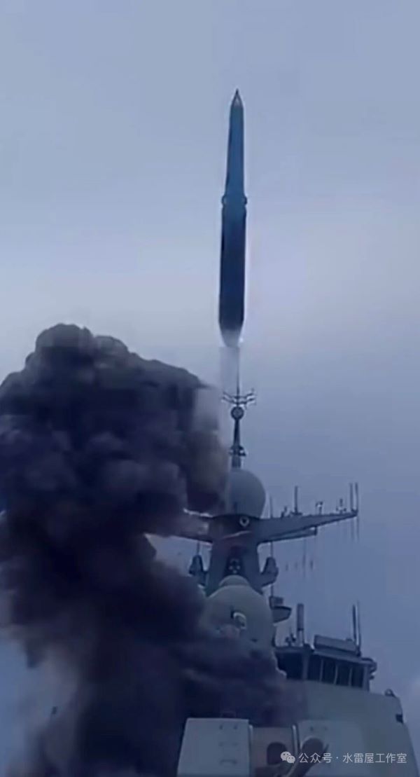 一枚鷹擊-20自052D型驅逐艦前甲板的垂直發射系統採冷發射方式升空。圖/取自水雷屋工作室公眾號