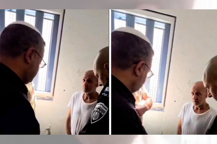 以色列極右翼部長本-格維爾（左）本周在監獄探視時，拍下自己嘲諷最知名的巴勒斯坦囚犯巴爾古提（中）的影片並公開。圖/翻攝自Guardian News YouTube頻道