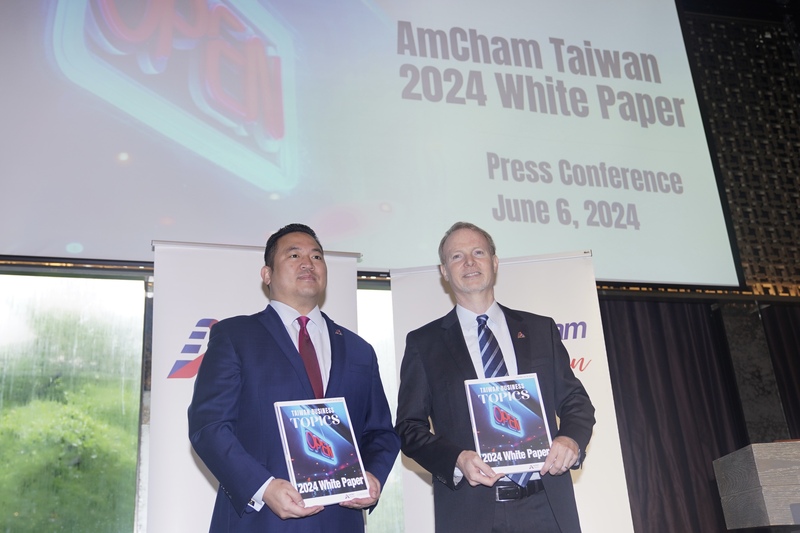 台灣美國商會6日舉行2024台灣白皮書發表會，台灣美國商會理事長銀丹（Dan Silver）（右）、台灣美國商會執行長林博智（Patrick P. Lin）（左）合影。圖／ 中央社