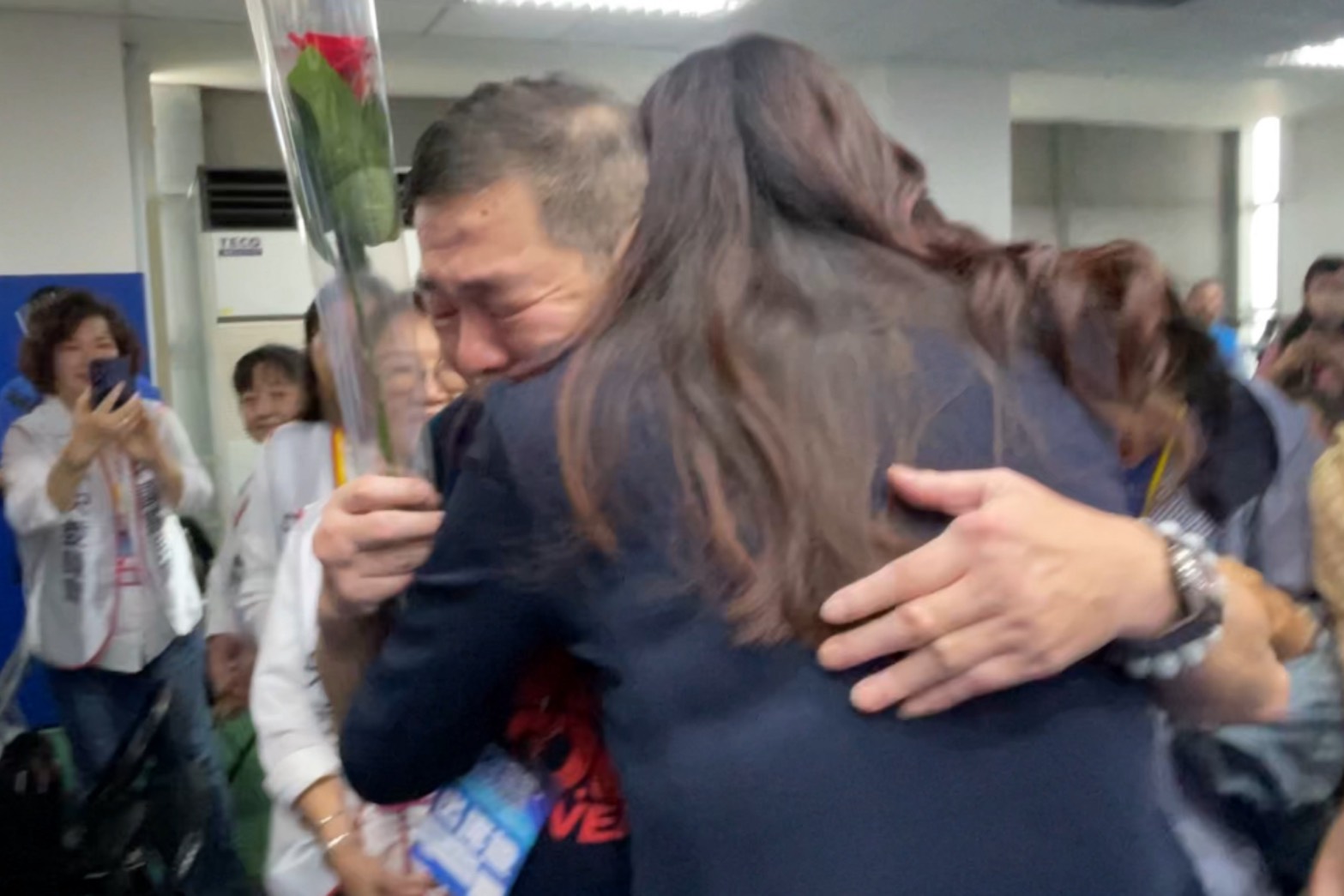 【有片】獻花給被起訴黨工 鄭麗文:國民黨是這樣可以給人欺負的嗎