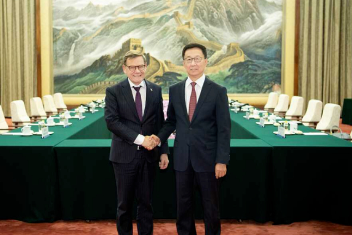 韓正（右）8日在北京會見瓦德富爾（左），強調台灣是中國核心利益。圖/取自大陸外交部官網