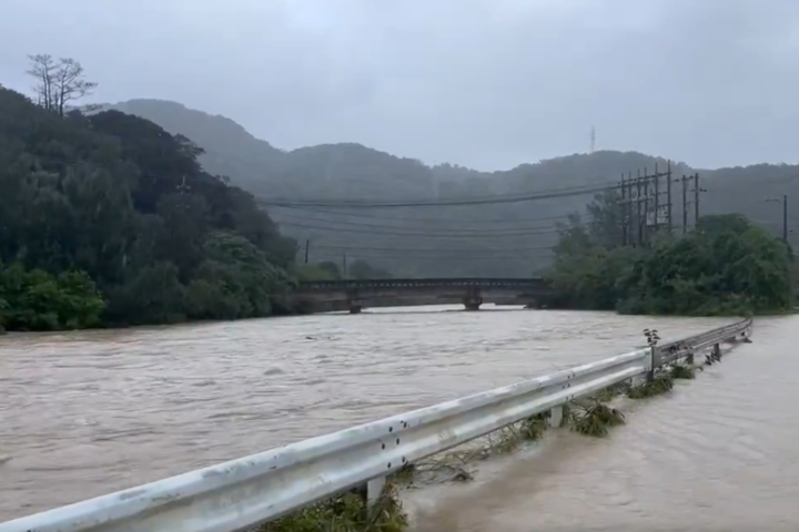 48小時灌入5個月降雨量　日本沖繩嚴重土石流多地水淹近腰