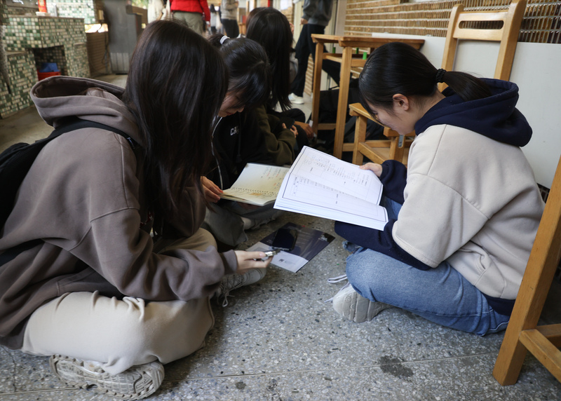 教團表示，今年學測選考6科（全部科目都考，且數A、數B都報考）的考生激增至42.89％，離譜的高。圖為1月學測登場，考生把握考前時間加緊複習。圖/中央社