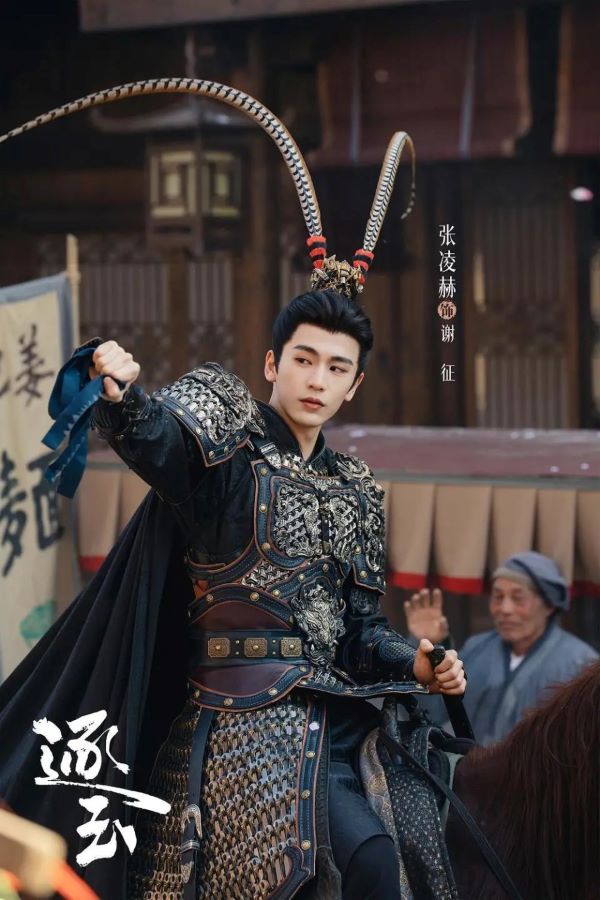 張凌赫在《逐玉》劇中的造型,引發「顏值是否凌駕角色真實性」的討論。圖/取自劇照