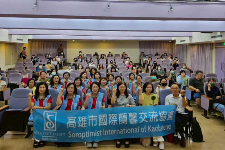 圖為國際蘭馨交流協會高雄市會,在總會總監施秉慧(前左三)帶領下,今年8月1日協辦由衛福部指導高雄市政府社會局主辦的公益活動~「#MeToo 然後」114年高雄市性暴力防治影像巡迴座談。圖/國際蘭馨交流協會提供