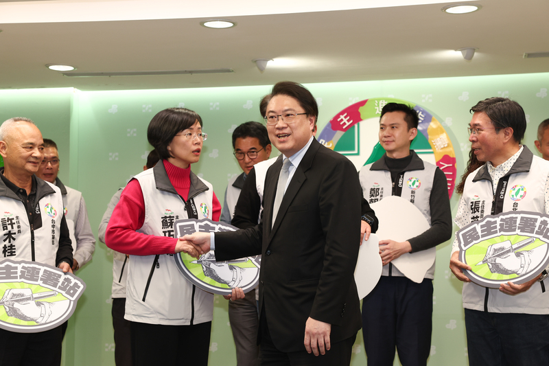 民進黨秘書長林右昌（中）19日與各縣市黨部主委會面時，表明將地方黨部轉為大罷免的「民主連署站」，左2為蘇貞昌女兒蘇巧慧。圖／中央社