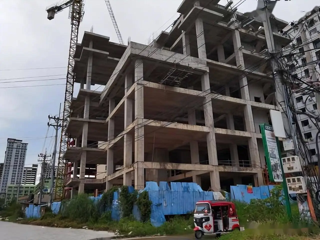 邢自強指出，房地產受景氣循環與結構變化雙重影響，民眾對其前景缺乏信心，也使消費復甦不易。圖為山西省西港的爛尾樓。圖／取自搜狐