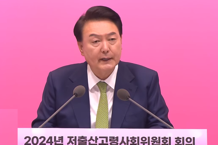 韓國總統尹錫悅周三正式宣佈國家進入「人口緊急狀態」。圖/取自Arirang News官方《YouTube》頻道